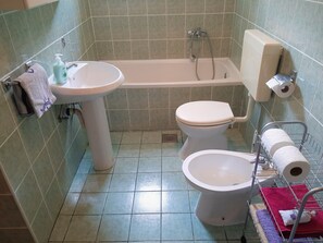Badewanne, Bidet, Handtücher, Seife