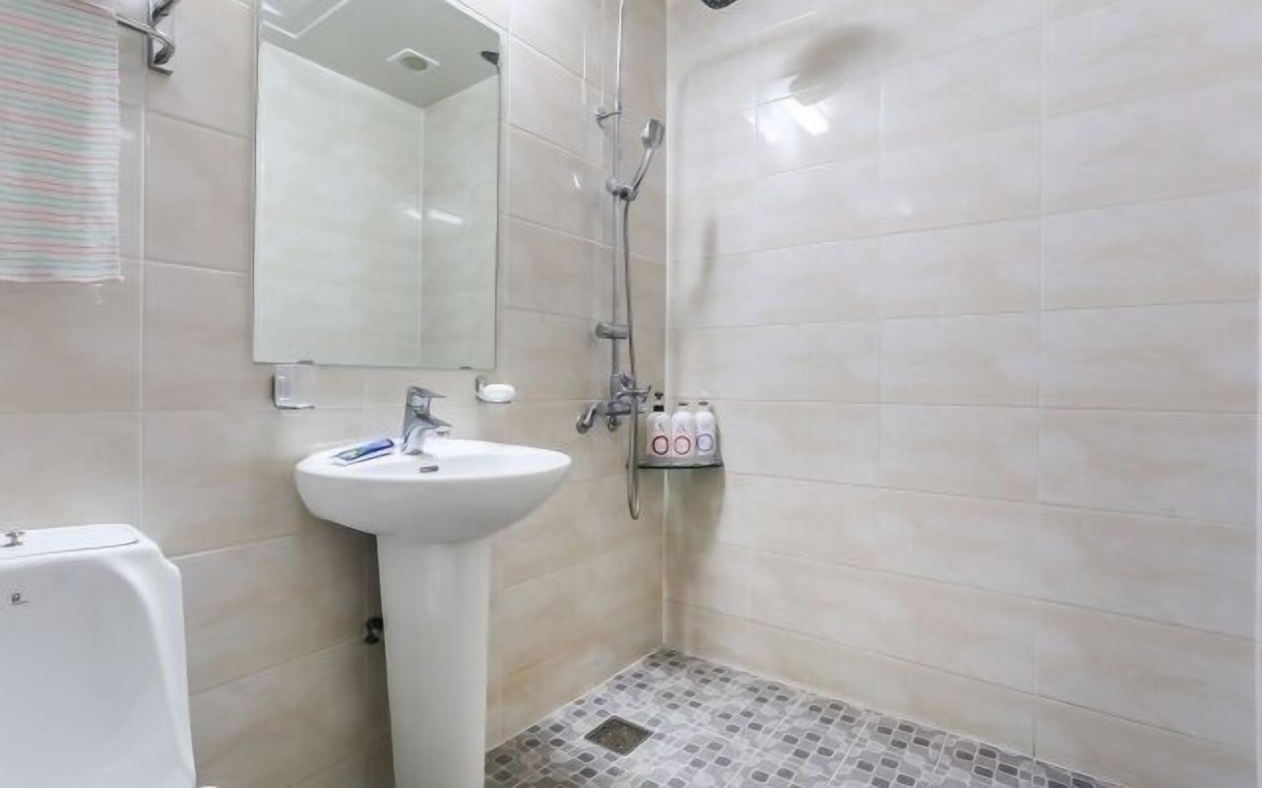 deluxe room | bathroom | rainfall showerhead, free toiletries, hair dryer, towels