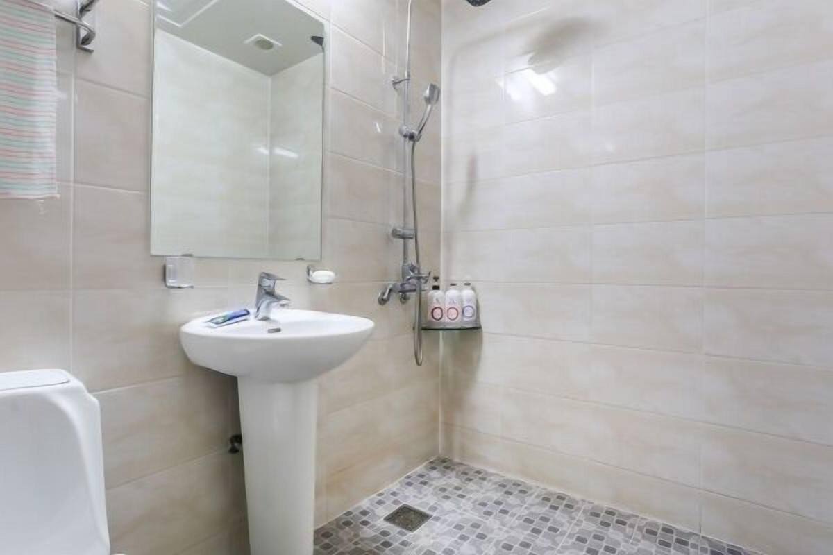 deluxe room | bathroom | rainfall showerhead, free toiletries, hair dryer, towels