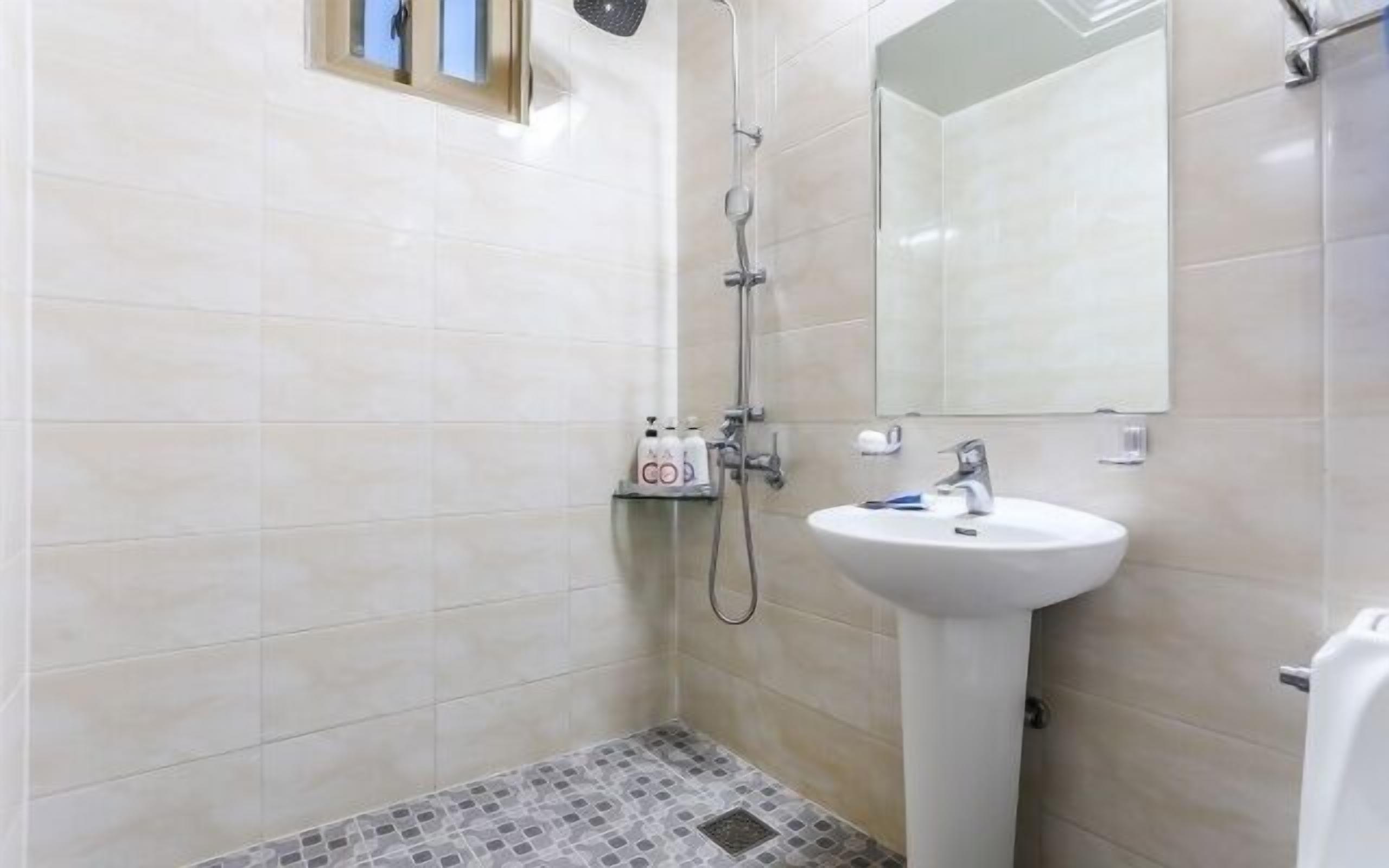 standard room | bathroom | rainfall showerhead, free toiletries, hair dryer, towels