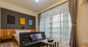 ギャラリー ダブルルーム ダブルベッド 1 台 | ミニバー (無料)、デスク、遮光カーテン、防音設備