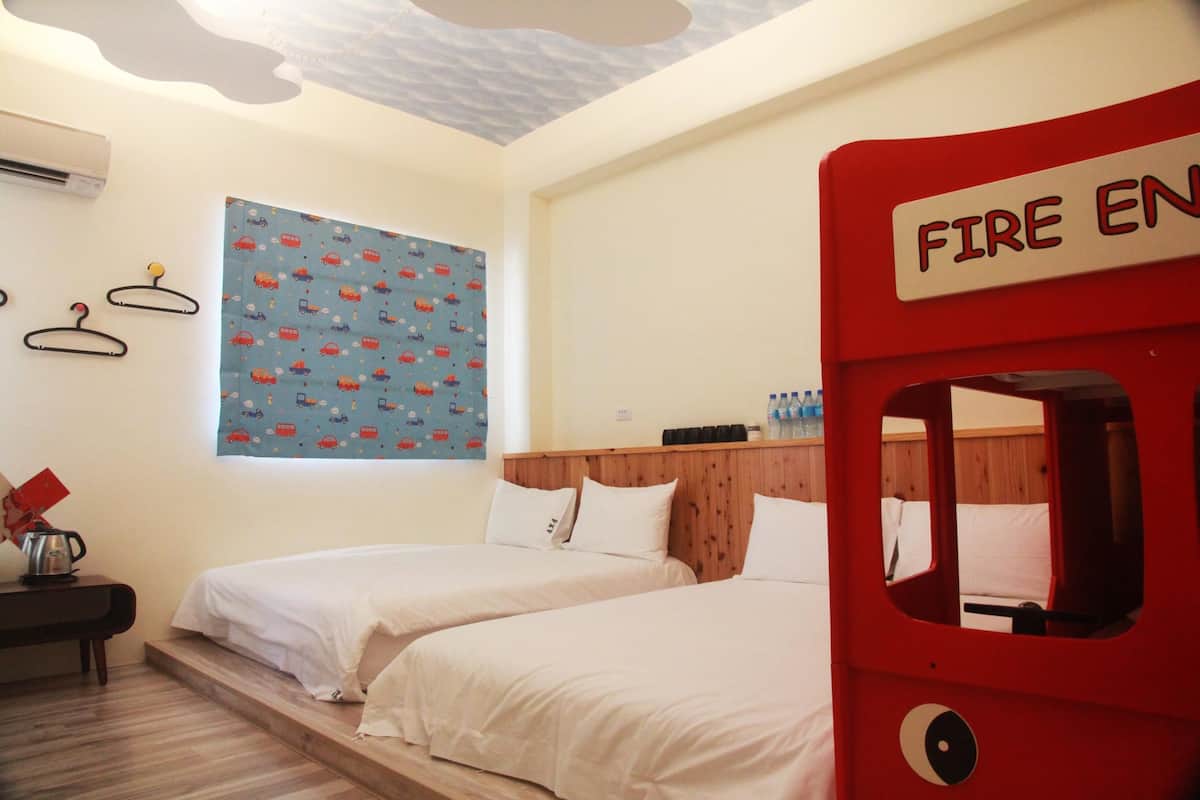 Firemannsrom – familie, 2 dobbeltsenger | Minibar (inkludert), skrivebord, blendingsgardiner og lydisolert
