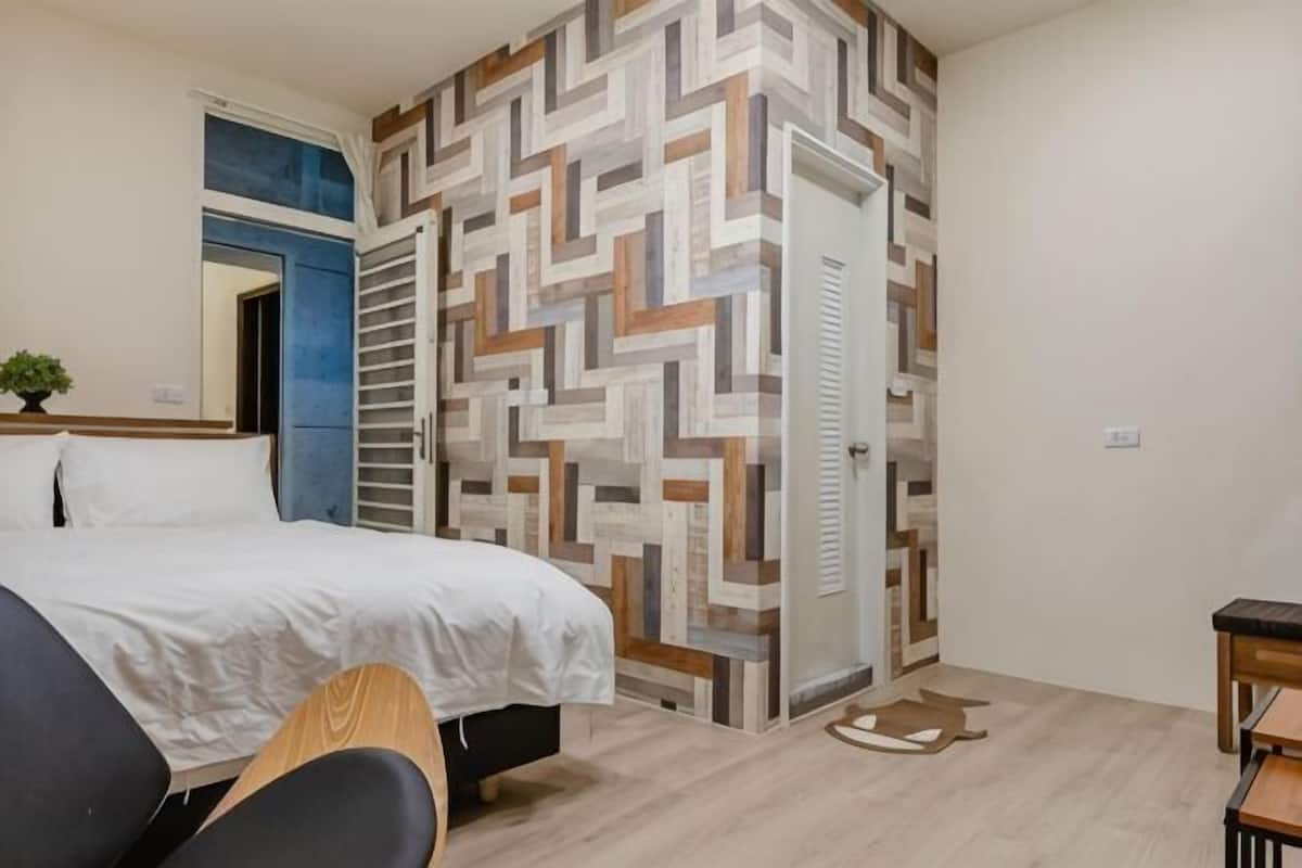 Minibar (inkludert), skrivebord, blendingsgardiner og lydisolert