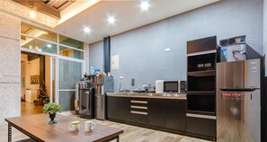 Kühlschrank, Mikrowelle, Kochgeschirr/Geschirr/Besteck