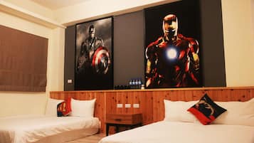 Minibar con artículos gratuitos, escritorio y cortinas blackout