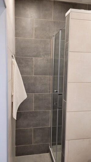 Douche, serviettes fournies, papier de toilette
