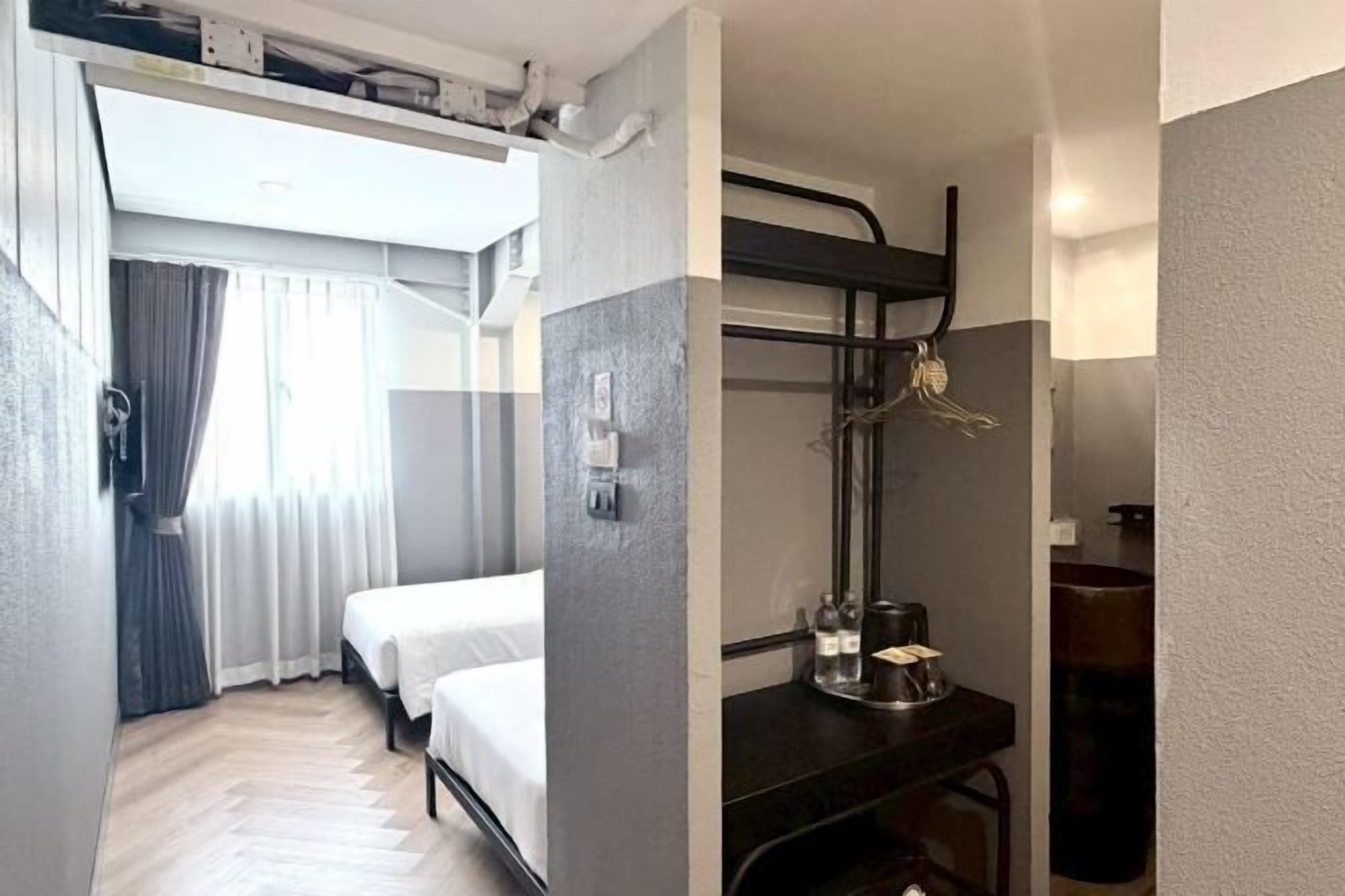 Escritorio, wifi gratis, ropa de cama