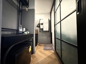 Standard Twin Room, 2 Single Beds, Non Smoking, Private Bathroom | Bathroom | Shower, free toiletries, hair dryer, slippers - Talakkia Boutique Hotel (Bangkok)