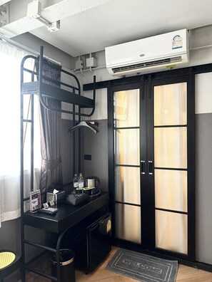 Habitación triple estándar, varias camas, no fumadores, baño privado | Escritorio, wifi gratis, ropa de cama