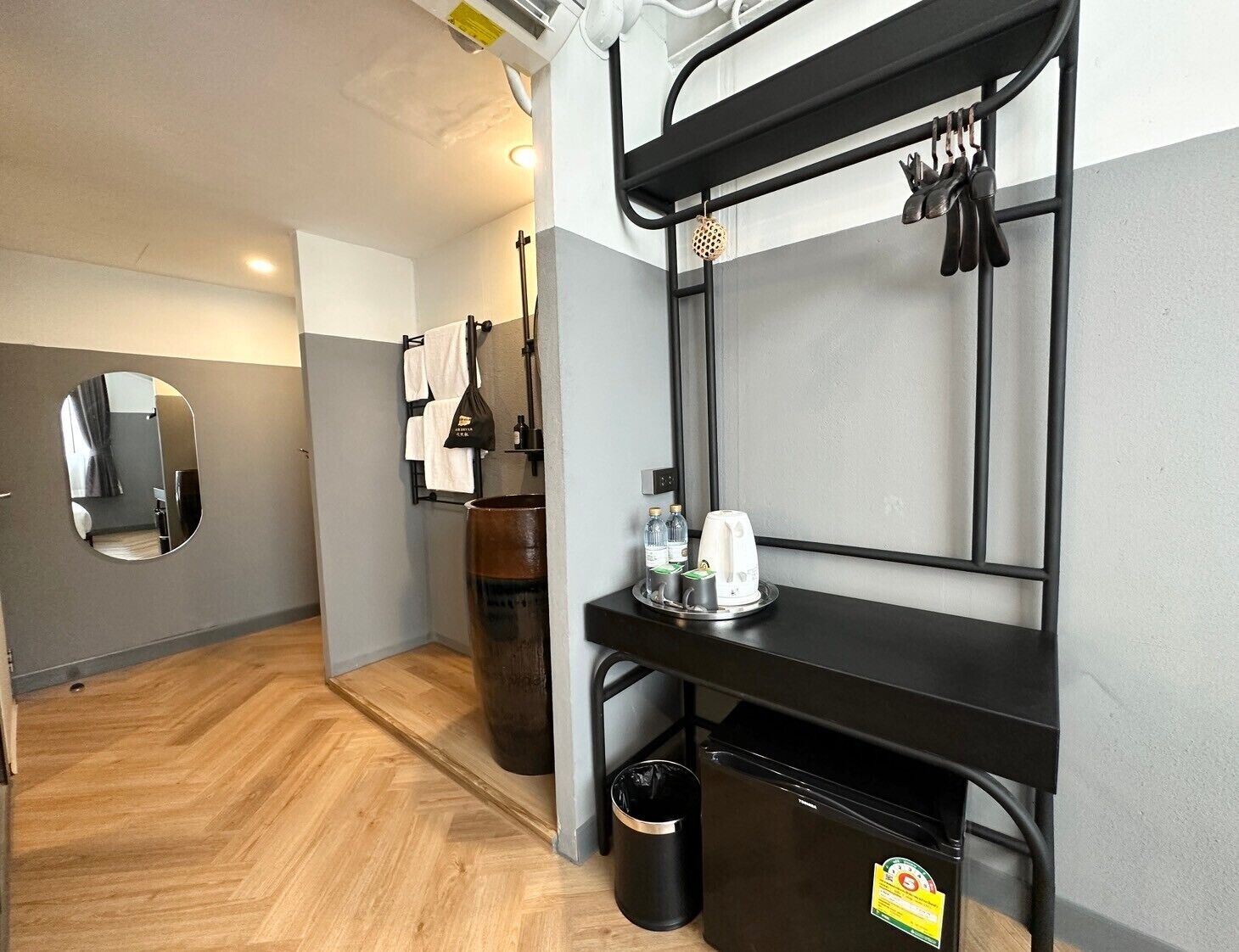 standard double room, 1 queen bed, non smoking, private bathroom | desk, free wifi, bed sheets