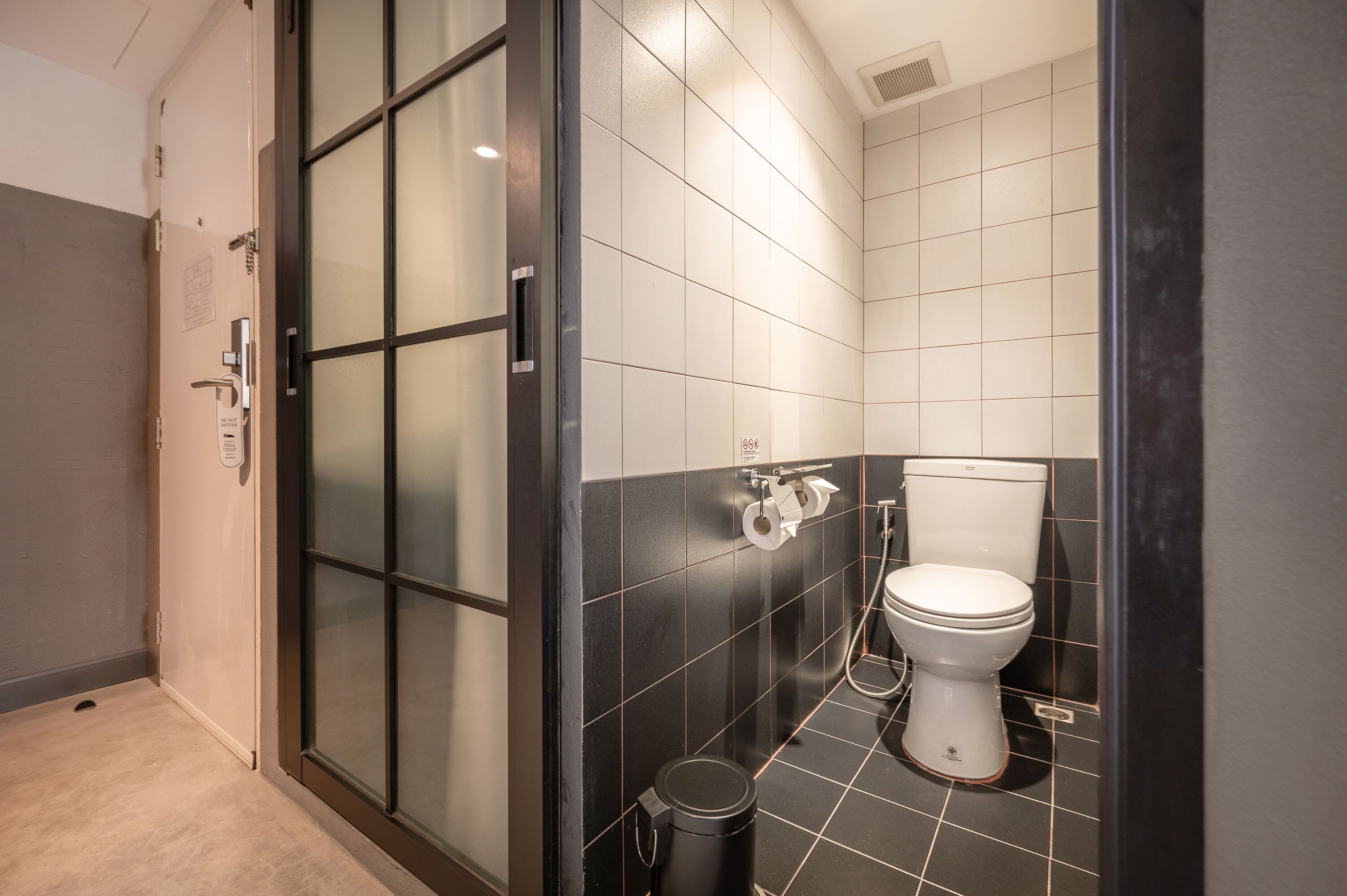 standard double room, 1 queen bed, non smoking, private bathroom | bathroom | shower, free toiletries, hair dryer, slippers