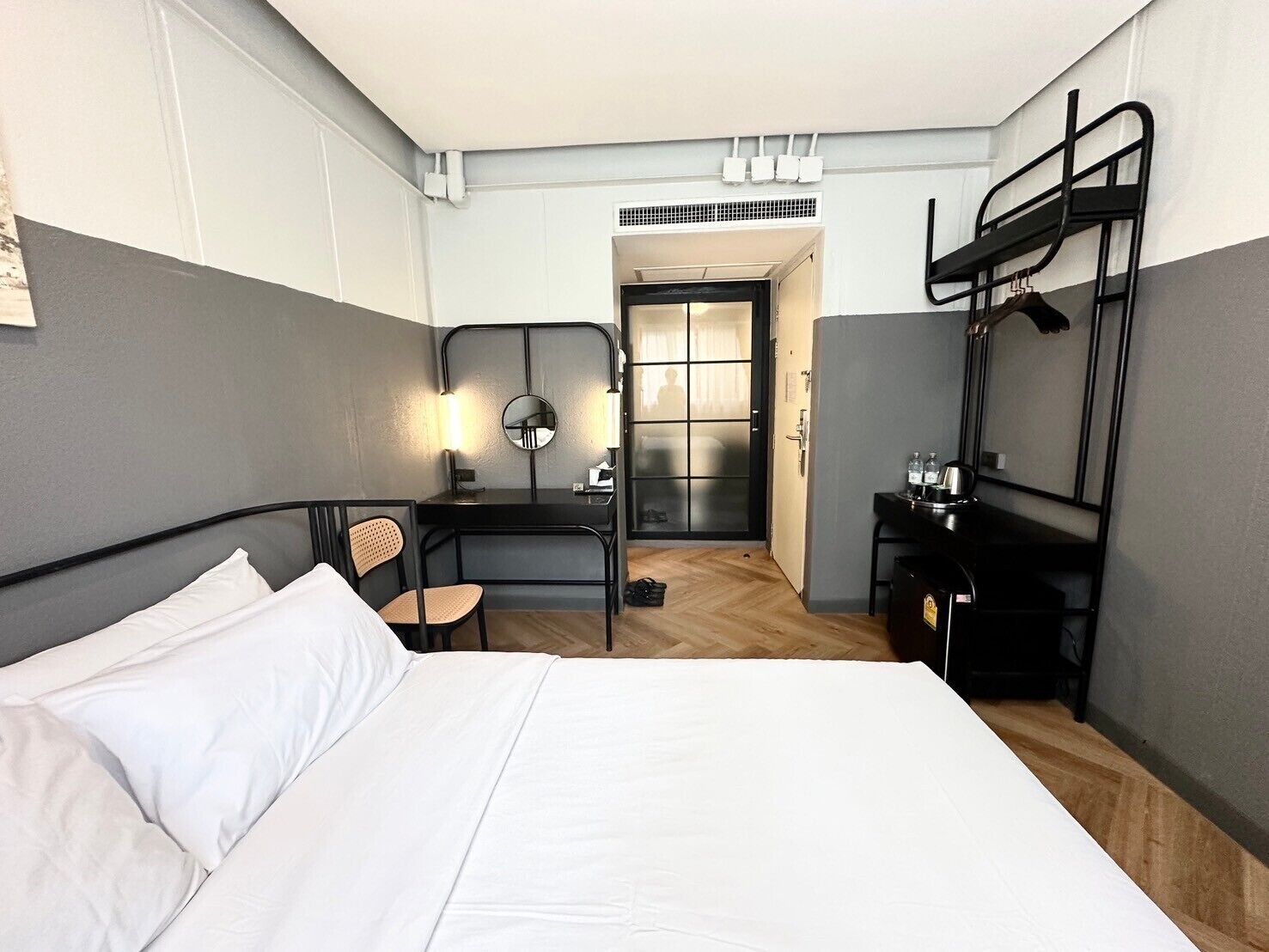 standard double room, 1 queen bed, non smoking, private bathroom | desk, free wifi, bed sheets