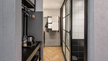 Habitación estándar con 2 camas individuales, 2 camas individuales, no fumadores, baño privado | Baño | Ducha, artículos de higiene personal ecológicos y secador de pelo