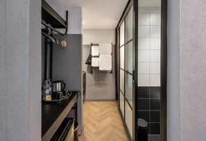 Standaard Twin kamer, 2 eenpersoonsbedden, niet-roken, privébadkamer | Badkamer | Een douche, milieuvriendelijke toiletartikelen, een haardroger