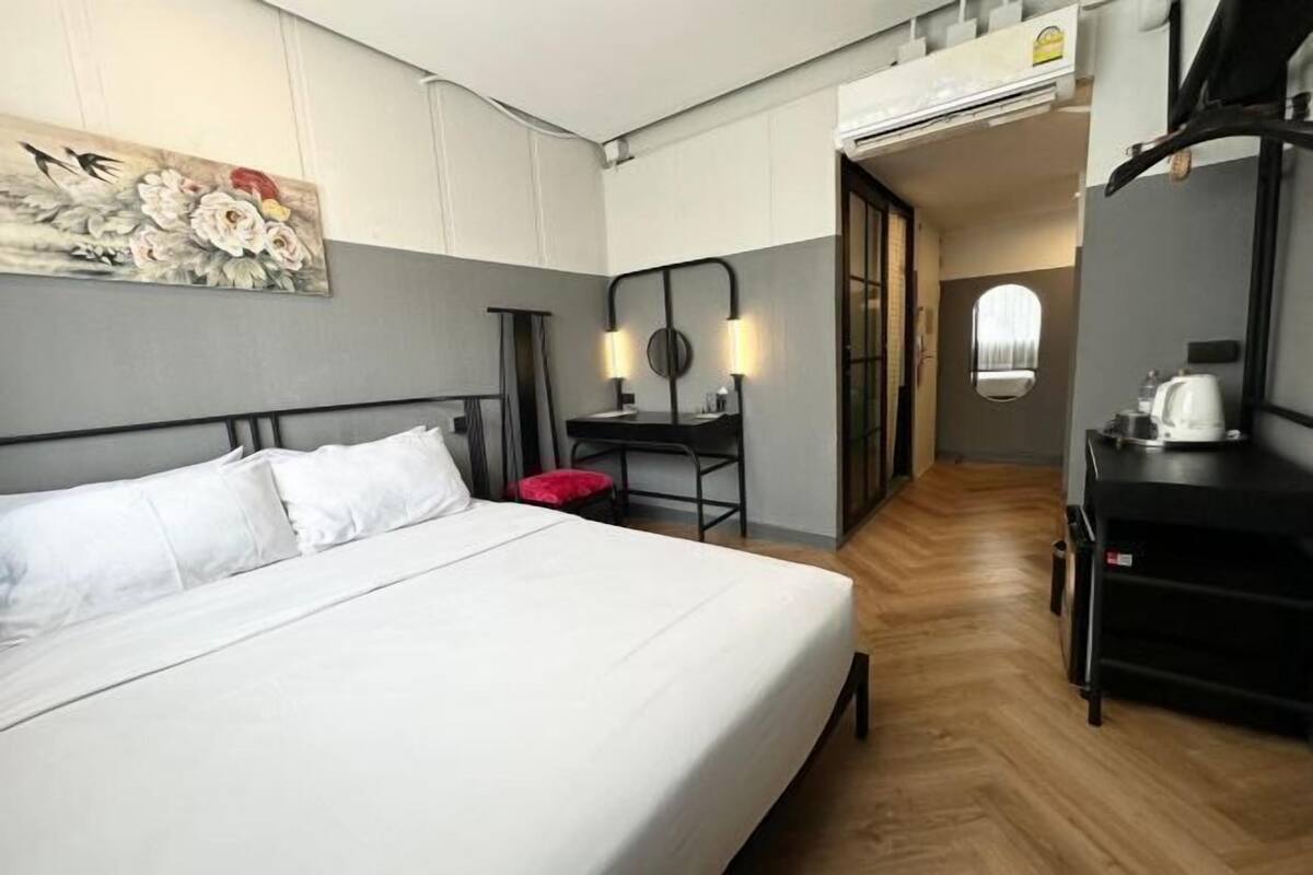 Escritorio, wifi gratis, ropa de cama