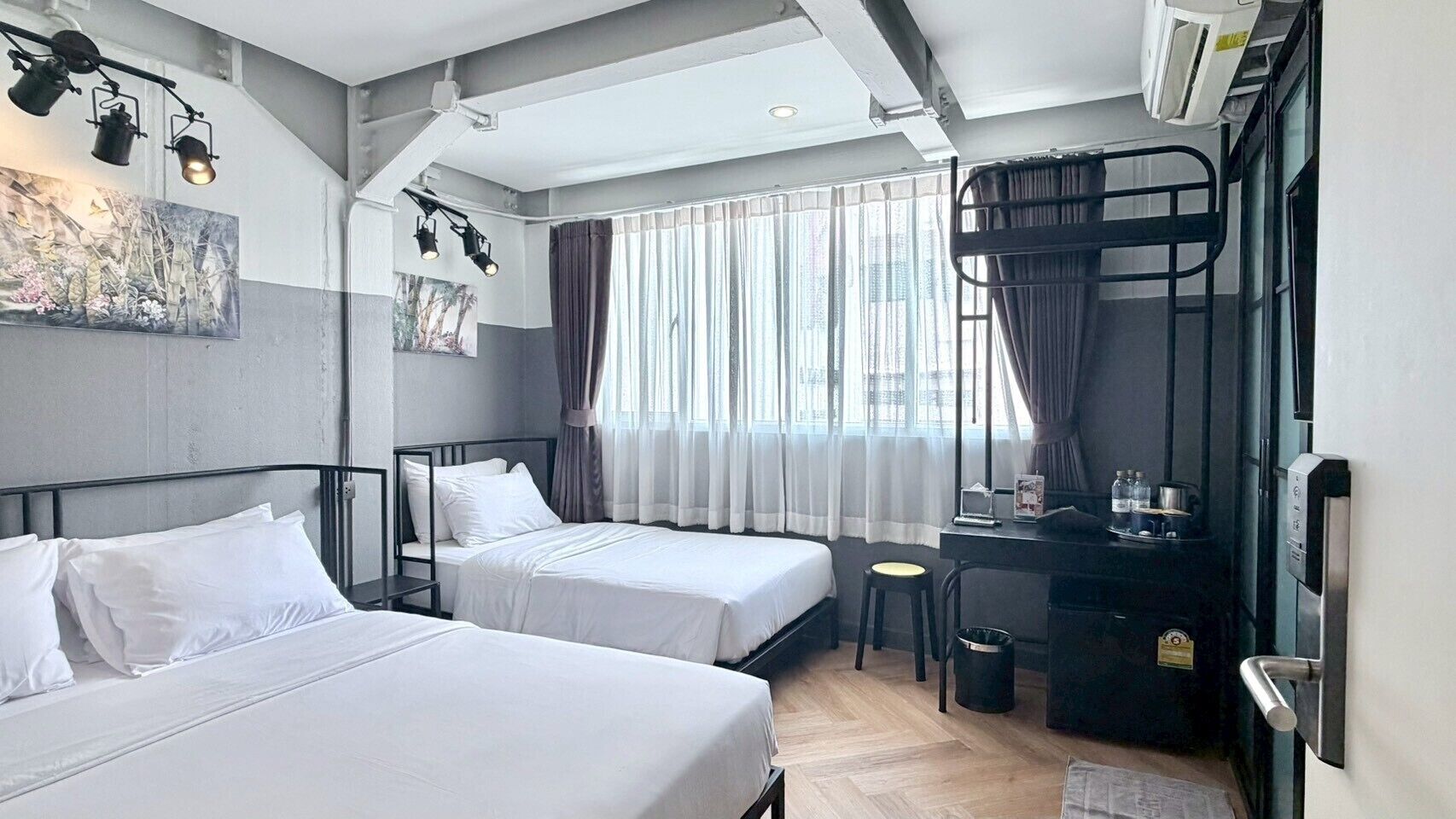 Habitación triple estándar, varias camas, no fumadores, baño privado | Escritorio, wifi gratis, ropa de cama