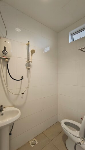 Shower, free toiletries, hair dryer, towels - Natol Homestay - LA Tabuan Jaya (Kuching)