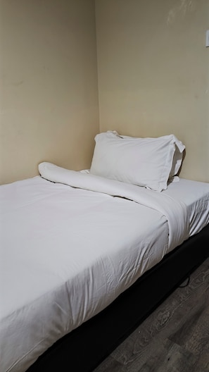 Kamar Single, kamar mandi umum | Seprai katun Mesir, seprai premium, selimut bulu angsa, dan busa memori