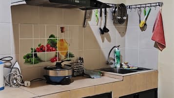 大型冰箱、爐台、洗碗機、鍋具/餐盤/廚房用品