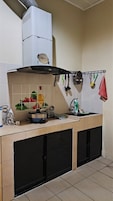 Refrigerador con freezer, placa de cocina, lavavajillas