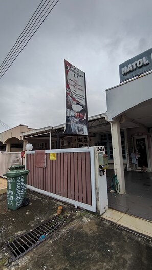 Front of property - Natol Homestay - LA Tabuan Jaya (Kuching)
