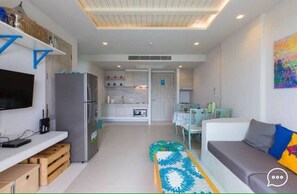 Two-Bedroom Apartment | Aire de séjour | Téléviseur à écran plat de 42 po avec télévision par satellite