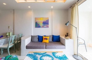 Two-Bedroom Apartment | Aire de séjour | Téléviseur à écran plat de 42 po avec télévision par satellite