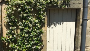 Un edificio in pietra con una porta bianca e una piccola finestra.
