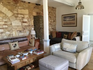 Fernseher, DVD-Player, Bücher, Musikbibliothek