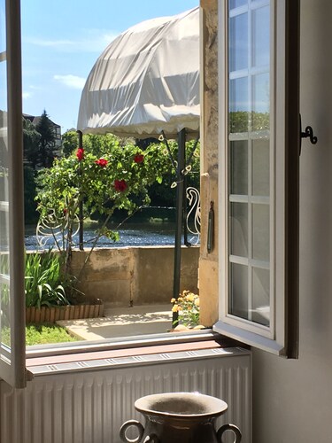 Glorious riverside town apartment with private garden overlooking La Dordogne .