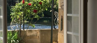 Herlig leilighet ved elvebredden med privat hage med utsikt over La Dordogne. 