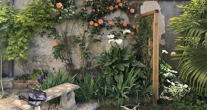 Magnifique appartement en bord de riviÚre avec jardin privé donnant sur La Dordogne.