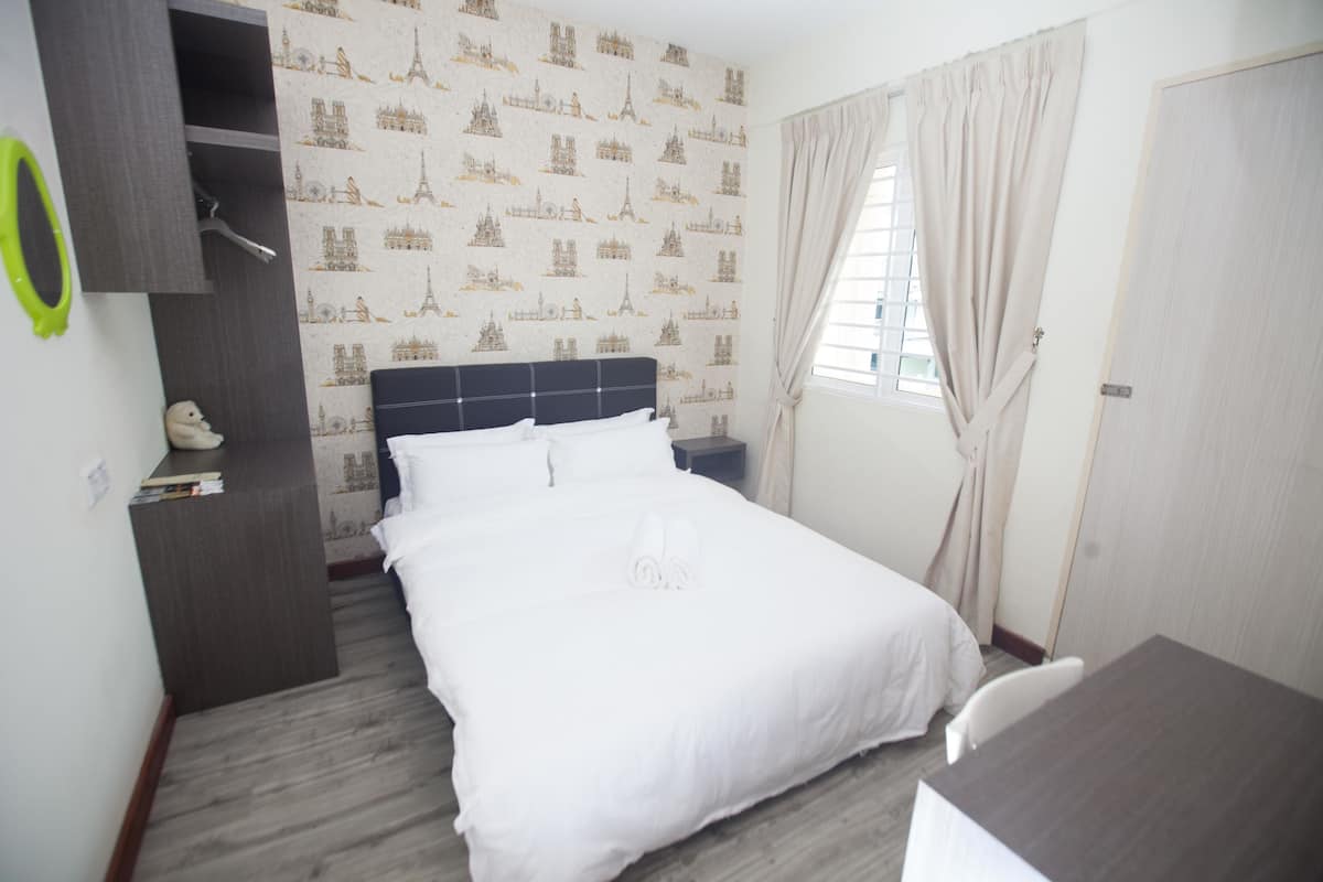 Queen Room, Shared Bathroom | Desk, laptop workspace, blackout curtains, iron/ironing board