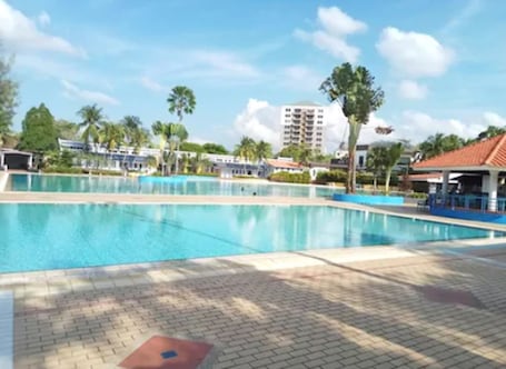 Una piscina al aire libre