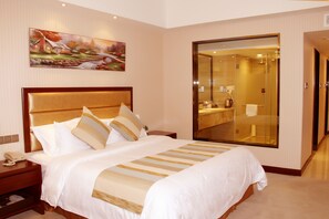 Kamar Double Eksekutif | Minibar, brankas, meja kerja, dan tirai kedap cahaya