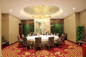 Breakfast, lunch, dinner served; Chinese cuisine  - Zidongge Huatian Hotel (Changsha)