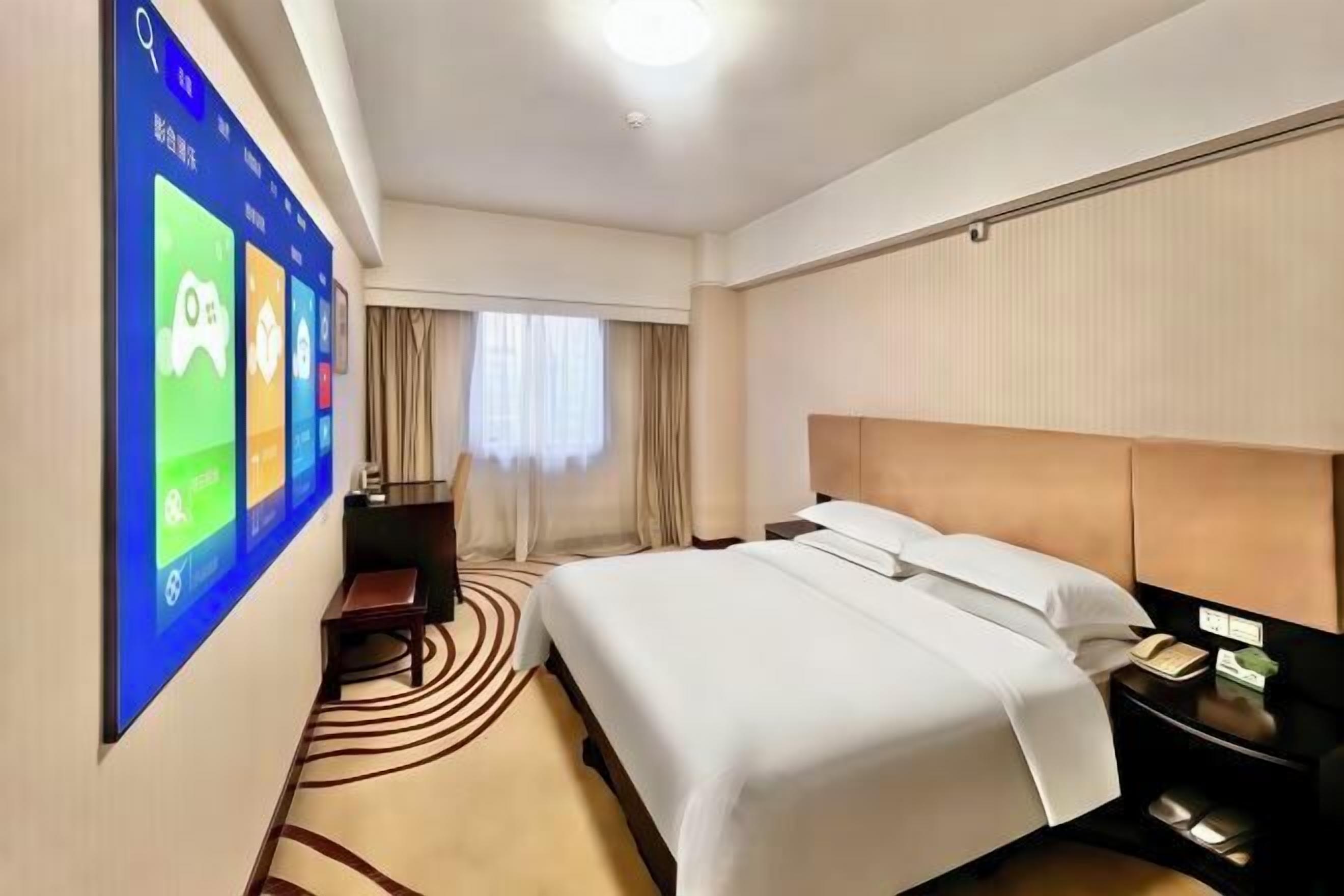 Minibaari, tallelokero huoneessa, työpöytä, pimennysverhot