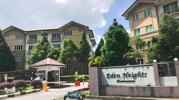 Exclusief appartement, meerdere slaapkamers, niet-roken, uitzicht op zwembad | Voorkant van accommodatie