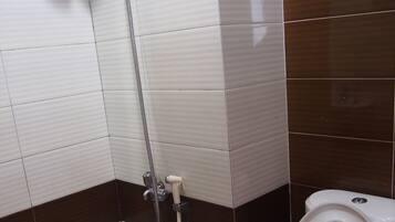 Classic Studio | Bathroom | Shower, free toiletries, towels