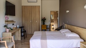 A hotel room with a bed, a desk, a chair, a wardrobe, and a mirror. - Contemporary villa and relaxation areas (Le Beausset)