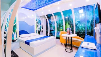 Executive Suite with Private Garage | Desk, iron/ironing board, free WiFi, bed sheets