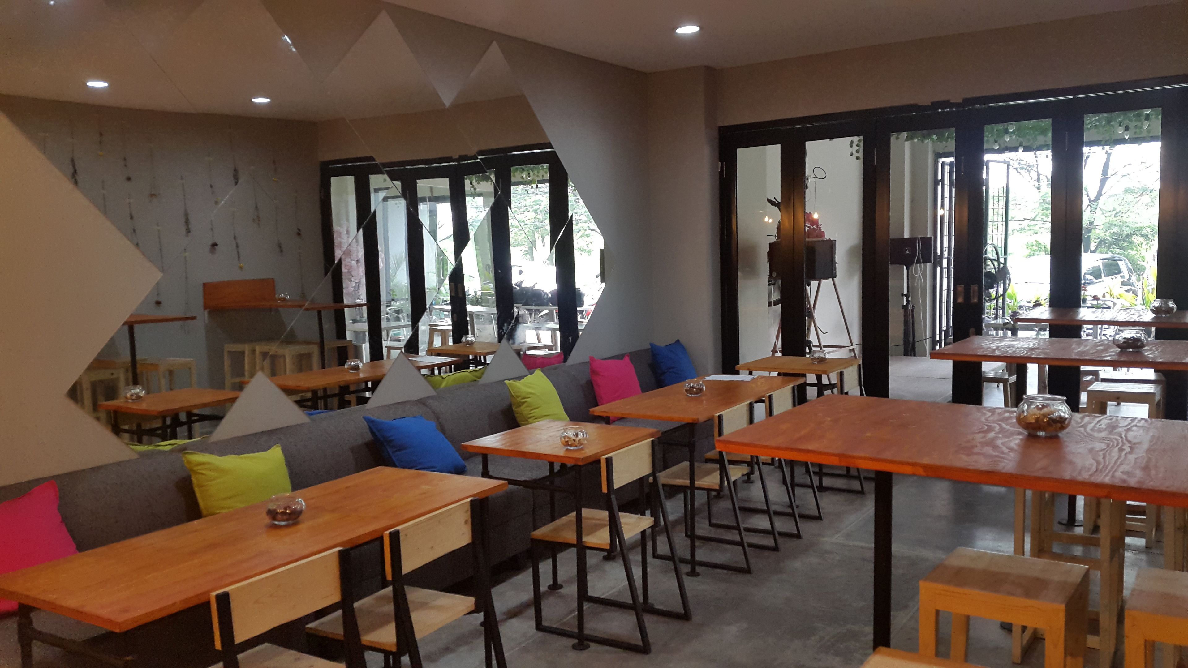 Breakfast, lunch, dinner served; local and international cuisine 