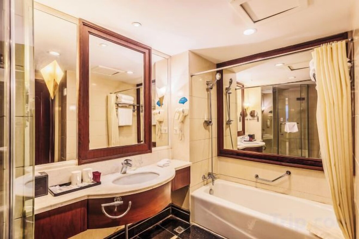 Bathroom | Separate tub and shower, free toiletries, hair dryer, bathrobes