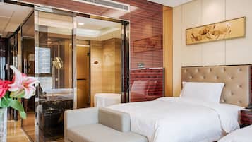 Quarto duplo luxo | Banheiro | Banheira e chuveiro separados, produtos de toalete grátis