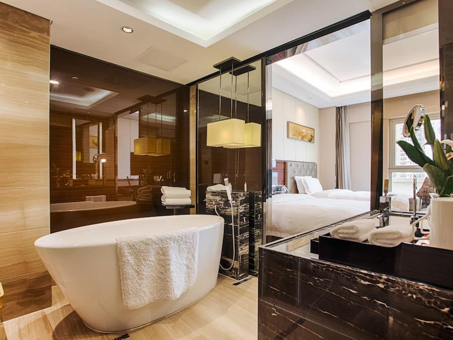 Deluxe Twin Room | Bathroom | Separate tub and shower, free toiletries, hair dryer, bathrobes