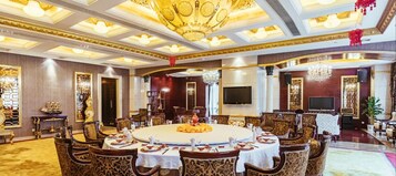 2 restaurantes, se sirve desayuno 