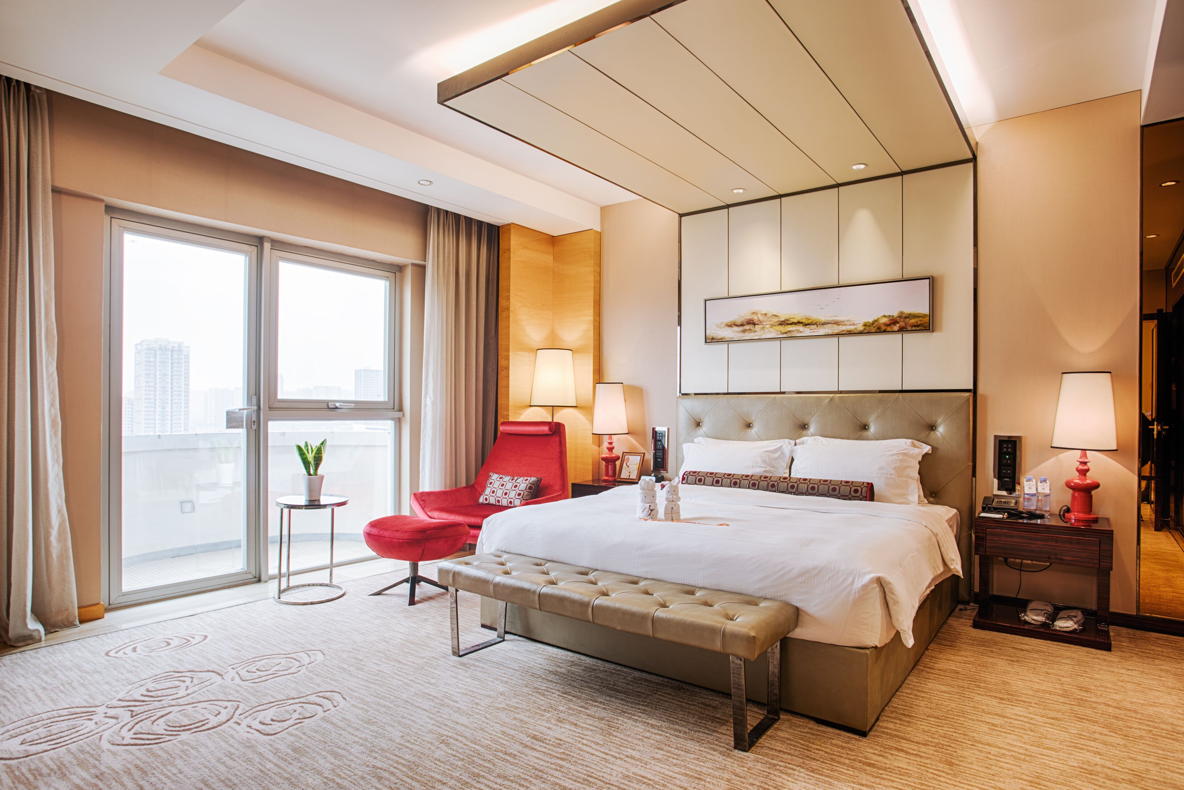 Executive Suite | Minibar, in-room safe, desk, blackout drapes