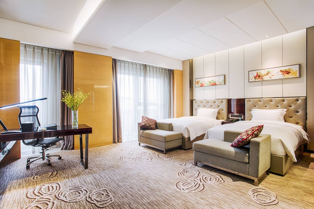 Deluxe Twin Room | Minibar, in-room safe, desk, blackout drapes