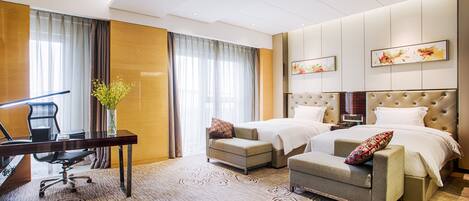 Deluxe Twin Room | Minibar, in-room safe, desk, blackout curtains