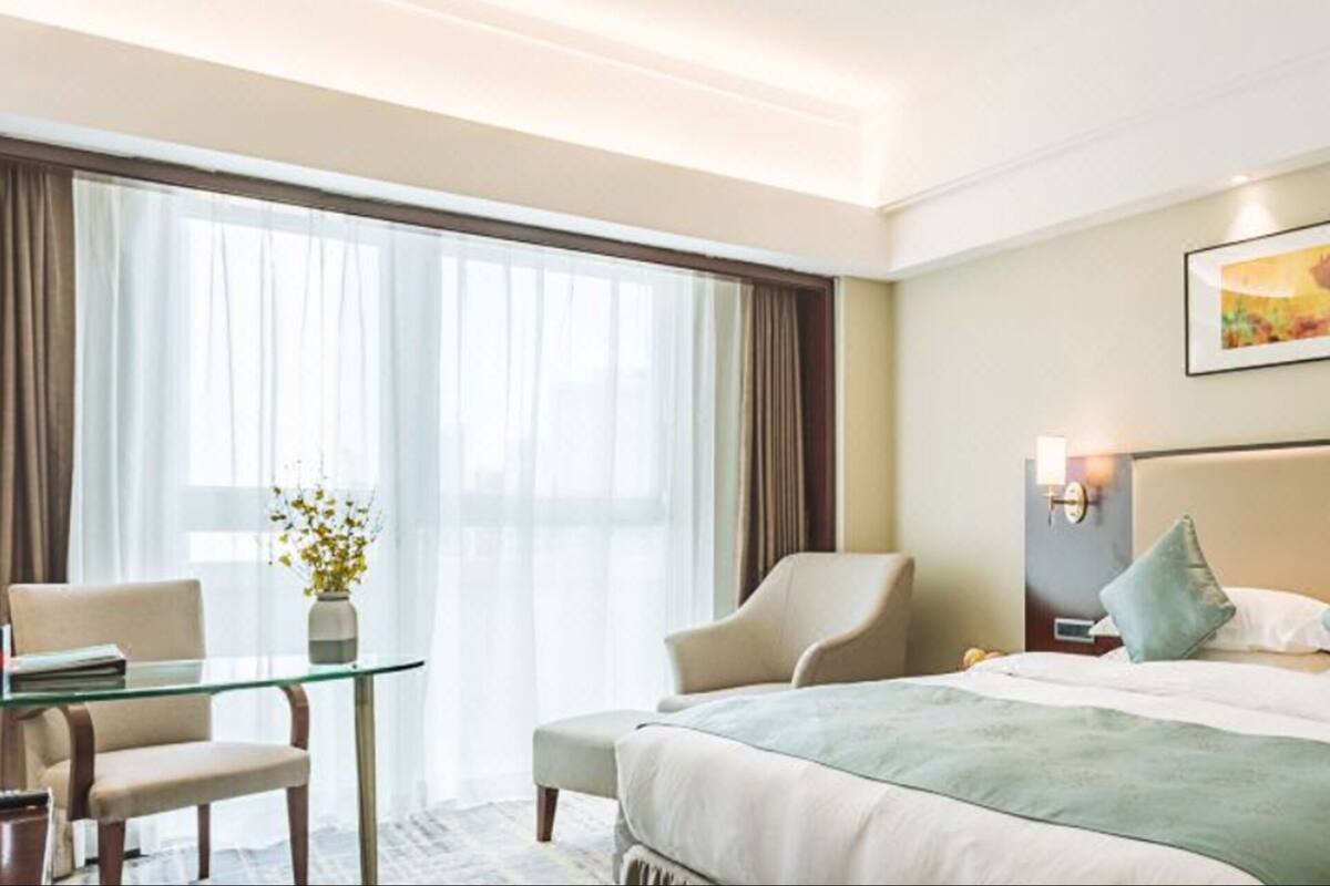 Deluxe King Room | Minibar, in-room safe, desk, blackout drapes